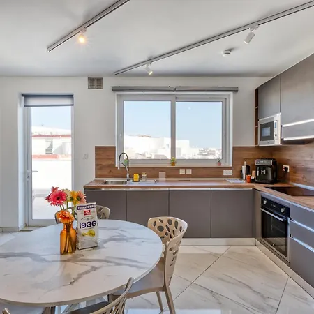 St Venera Penthouse 2 Balconies Big Screen Tv