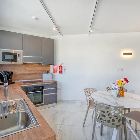 St Venera Penthouse 2 Balconies Big Screen Tv