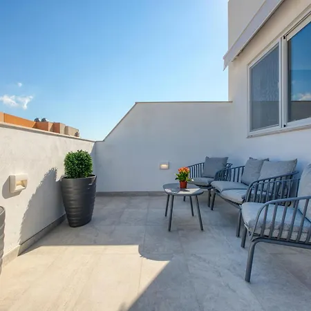 St Venera Penthouse 2 Balconies Big Screen Tv *