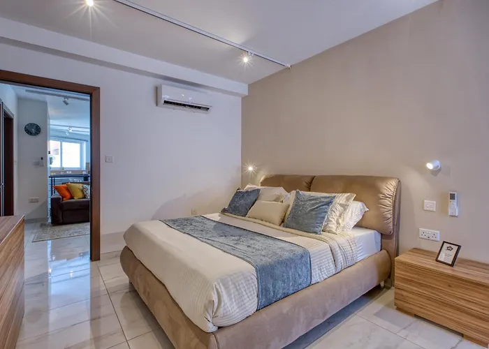 St Venera Penthouse 2 Balconies Big Screen Tv