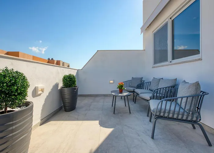 St Venera Penthouse 2 Balconies Big Screen Tv *