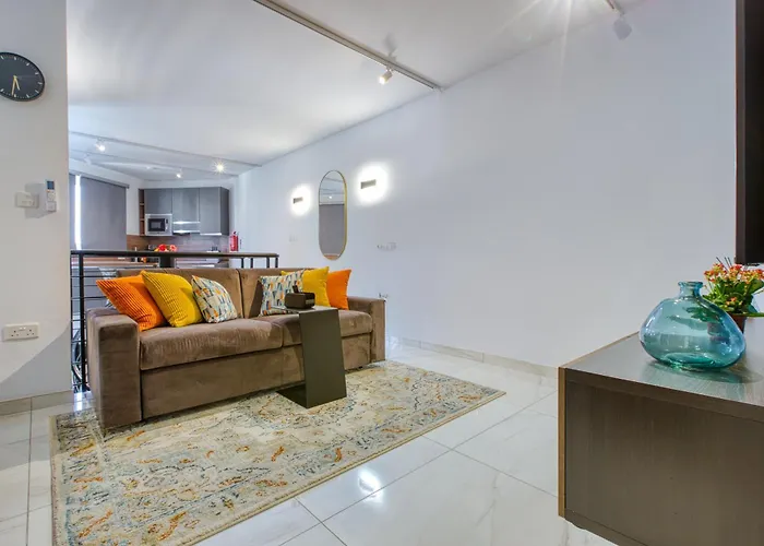 St Venera Penthouse 2 Balconies Big Screen Tv