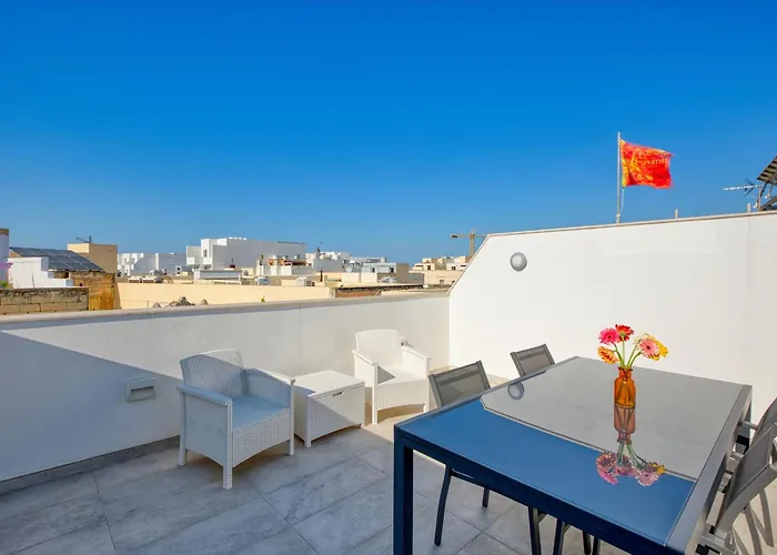 St Venera Penthouse 2 Balconies Big Screen Tv *