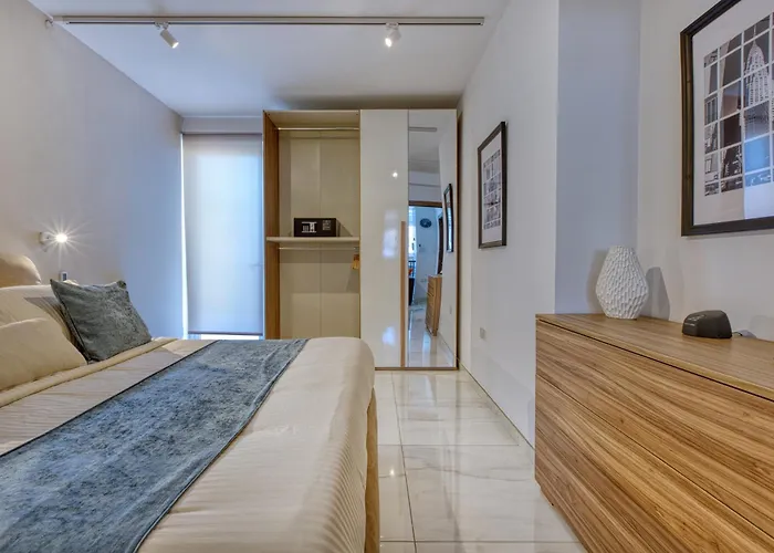 St Venera Penthouse 2 Balconies Big Screen Tv Santa Vennera